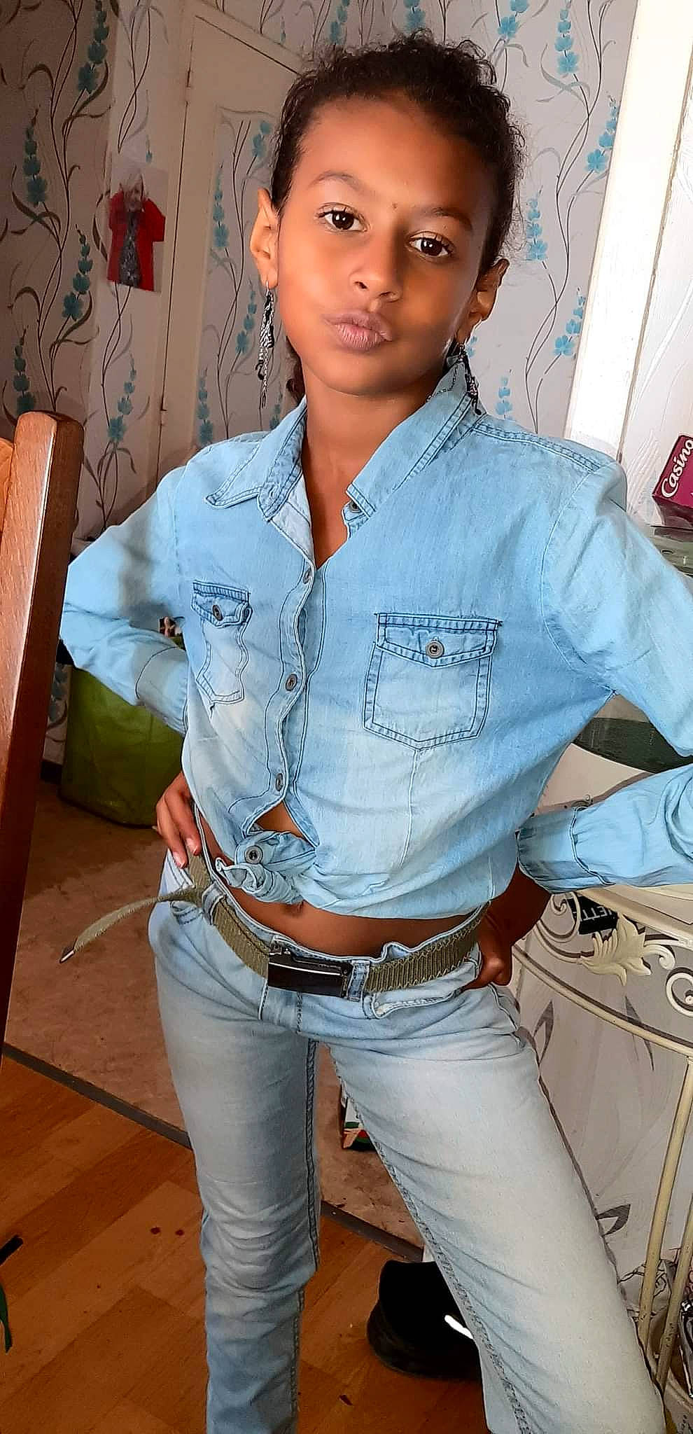 Dhania participe au concours pour gagner de l'argent avec cette photo : belt, blazer, button, chest, collar, cool, denim, dress_shirt, electric_blue, fashion_design, formal_wear, jewellery, neck, necklace, person, sleeve, t_shirt, thigh, trunk, waist