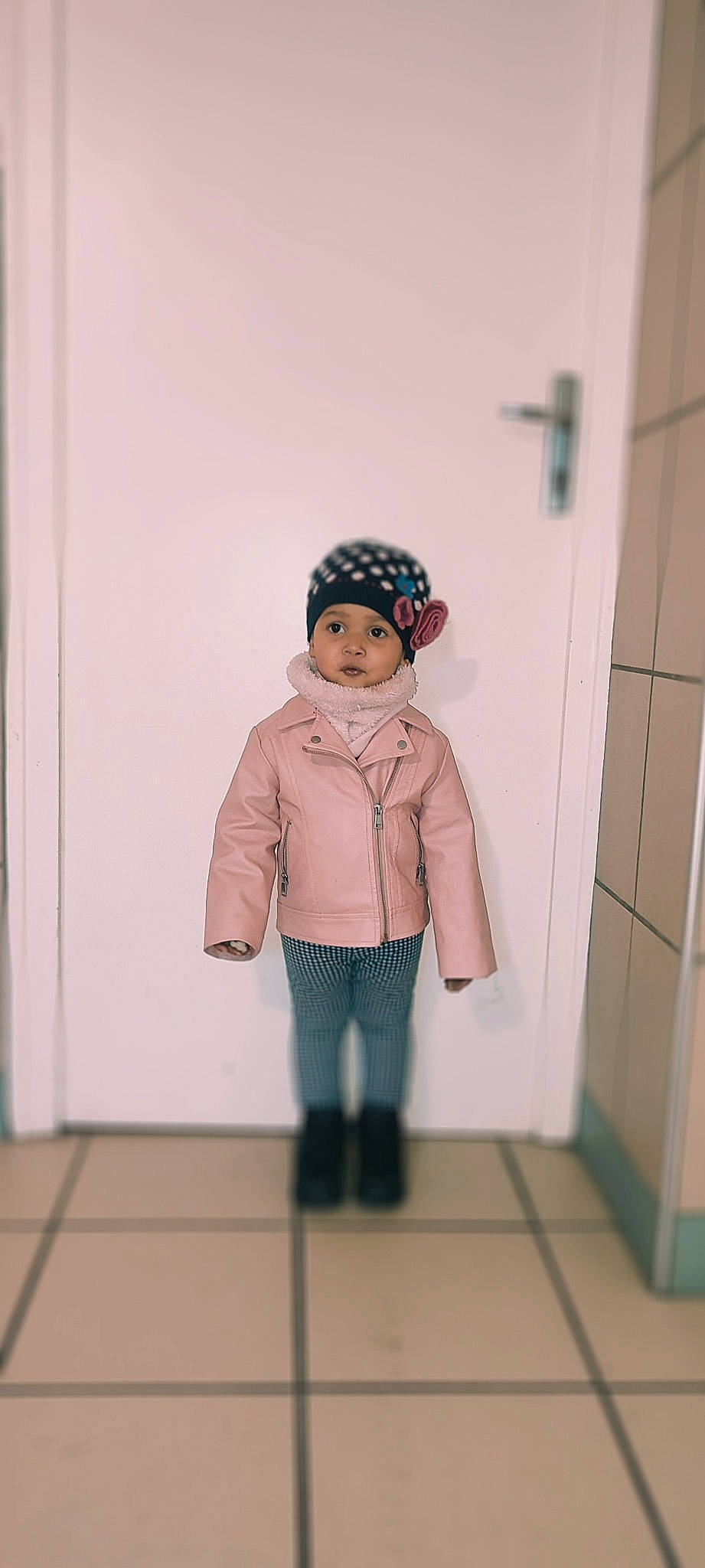 Katalia a rejoint le concours — aidez-le/la à gagner de superbes lots ! baby_toddler_clothing, blazer, child, clothing, costume, denim, fashion_design, flooring, formal_wear, fur, headgear, headwear, jacket, leg, magenta, pattern, person, sleeve, toddler, visual_arts