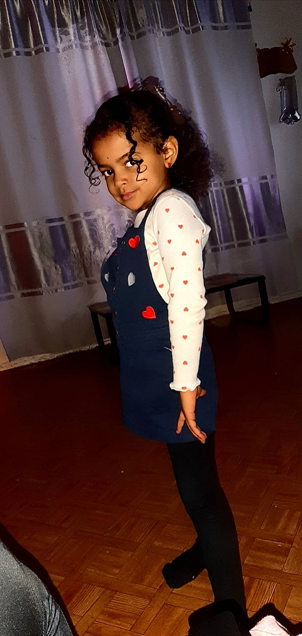 Dayanna a rejoint le concours — aidez-le/la à gagner de superbes lots ! black_hair, blazer, button, child, collar, dress_shirt, eyewear, fashion_design, flooring, formal_wear, fun, knee, pattern, person, plaid, shoulder, sleeve, tie, toddler, uniform