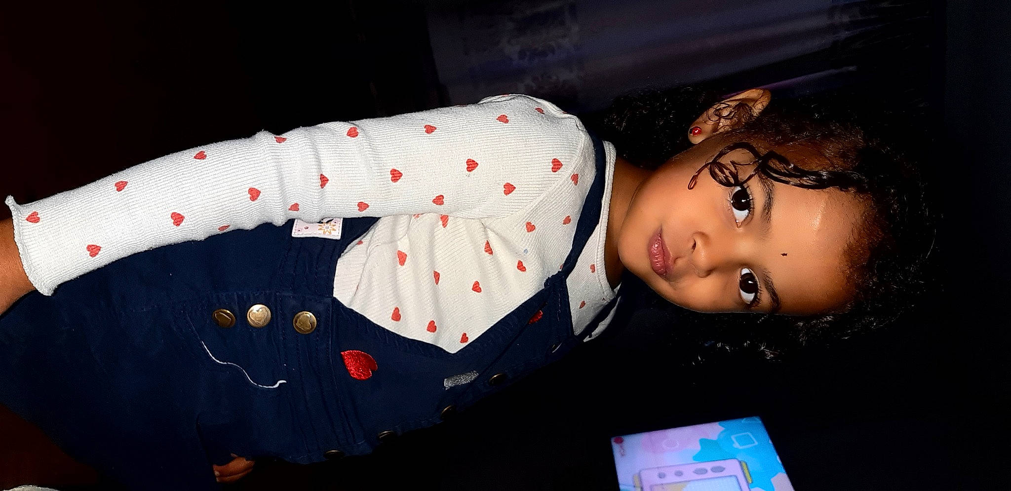 Dayanna a rejoint le concours — aidez-le/la à gagner de superbes lots ! baby_toddler_clothing, carmine, child, christmas, costume, event, fashion_accessory, flash_photography, fun, headgear, human_body, pattern, person, room, sleeve, space, toddler, tradition, tree