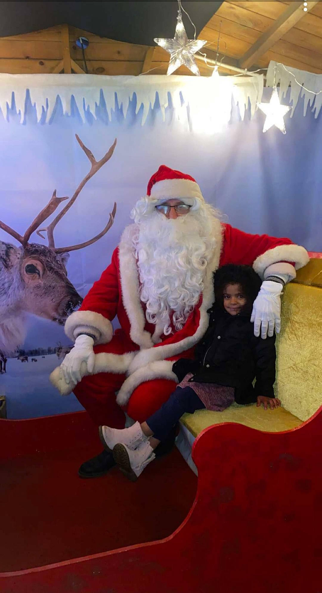 Dayanna a rejoint le concours — aidez-le/la à gagner de superbes lots ! beard, christmas, christmas_decoration, christmas_eve, deer, elk, event, fictional_character, fun, fur, hat, holiday, horn, joy, lap, mammal, organ, person, reindeer, santa_claus