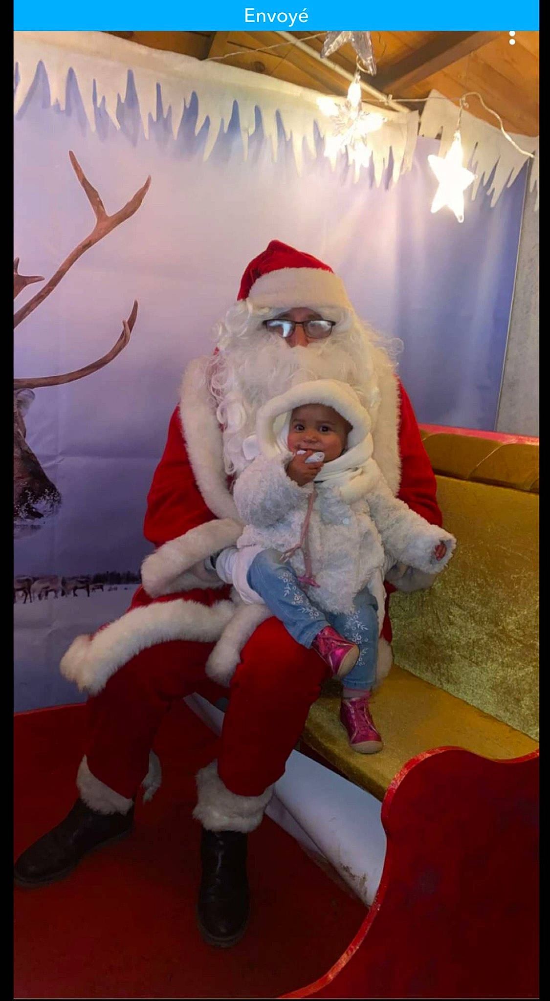 Katalia a rejoint le concours — aidez-le/la à gagner de superbes lots ! beard, child, christmas, christmas_eve, comfort, event, facial_hair, fictional_character, fun, happy, hat, headwear, holiday, lap, person, picture_frame, red, santa_claus, sitting, smile