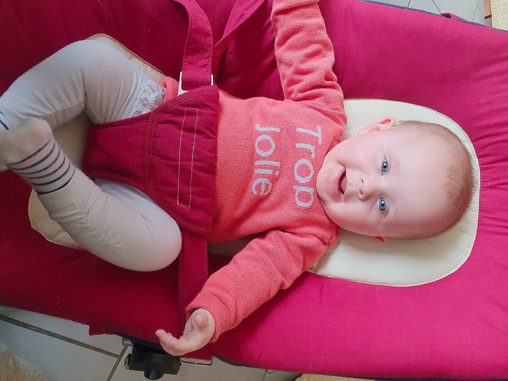 Irys participe au concours pour gagner de l'argent avec cette photo : arm, baby, baby_toddler_clothing, cheek, child, comfort, couch, eye, facial_expression, finger, head, human_body, joint, lip, mouth, person, pink, sitting, skin, sleeve