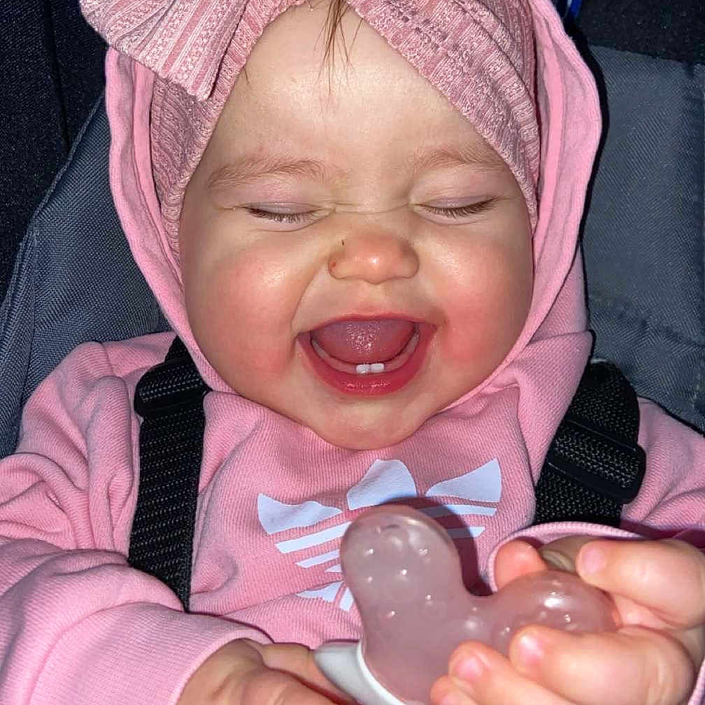 Isalya a rejoint le concours — aidez-le/la à gagner de superbes lots ! accessories, baby, babylaughing, bodypart, bonnet, clothing, coat, cutlery, face, happy, hat, head, jacket, laughing, person, photography, portrait, purple, scarf, spoon