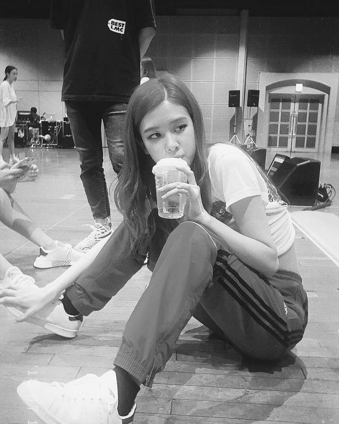 Roseanne a rejoint le concours — aidez-le/la à gagner de superbes lots ! black, black_and_white, cool, flash_photography, fun, happy, jeans, knee, leg, monochrome, monochrome_photography, person, photograph, shoulder, sneakers, standing, street_fashion, style, thigh, waist