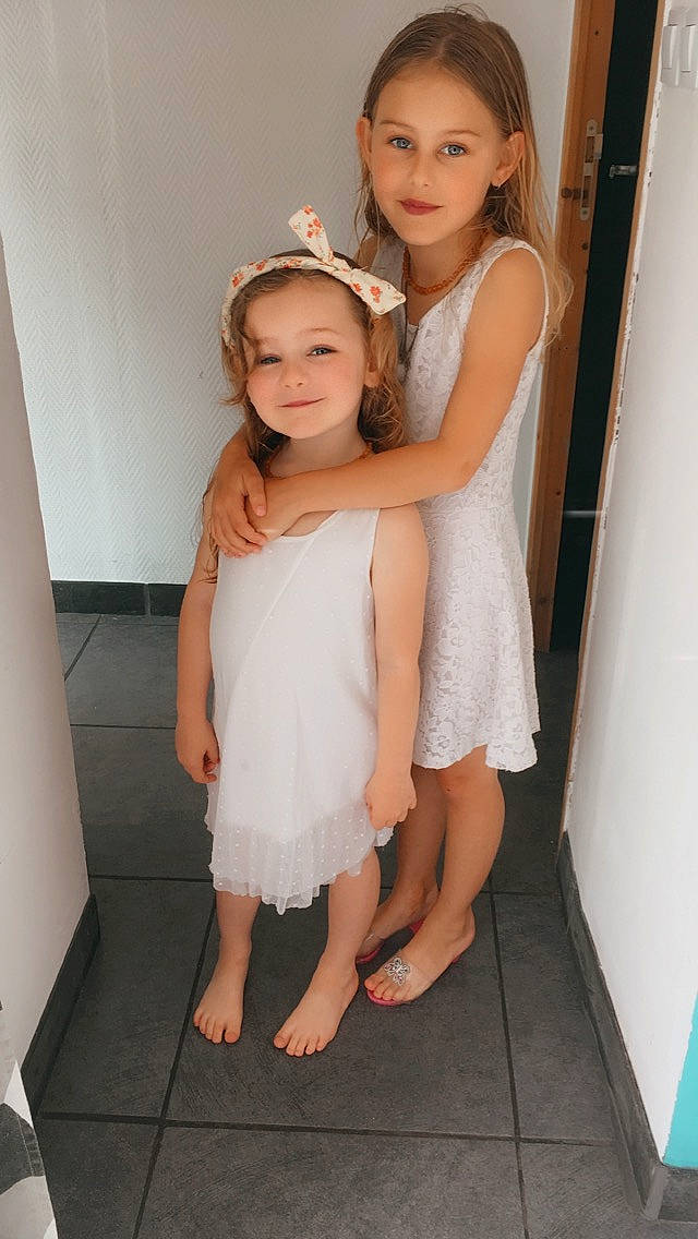 Lindsay a rejoint le concours — aidez-le/la à gagner de superbes lots ! child, child_model, dress, joy, leg, long_hair, person, smile, toddler