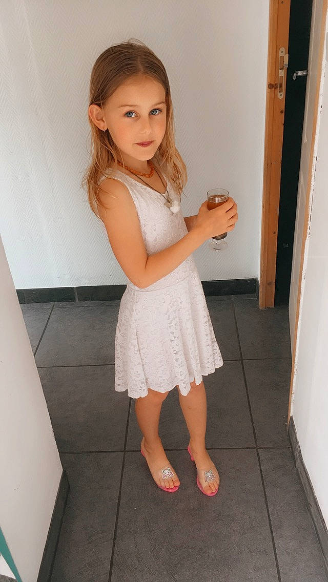 Lindsay participe au concours pour gagner de l'argent avec cette photo : barefoot, child, child_model, clothing, dress, finger, human_leg, joint, knee, leg, long_hair, neck, person, shoulder, thigh