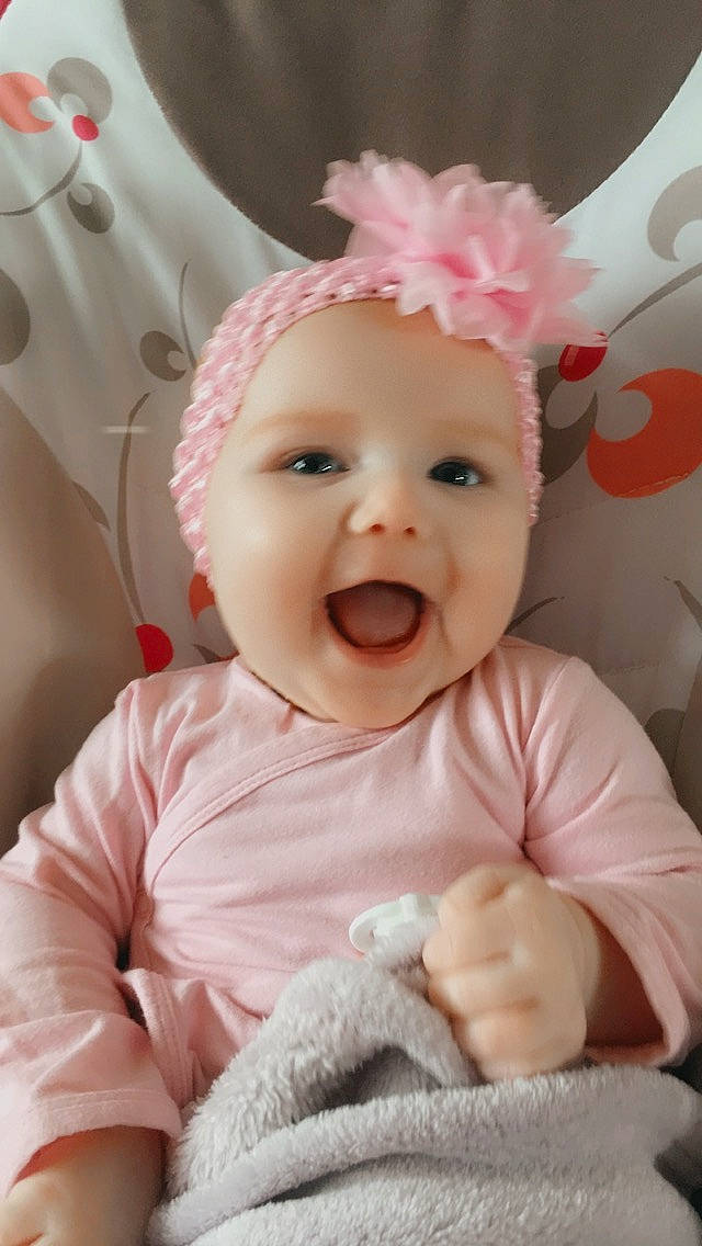 Lynaëlle a rejoint le concours — aidez-le/la à gagner de superbes lots ! baby, baby_laughing, baby_toddler_clothing, cheek, child, hair_accessory, headgear, headwear, person, pink, skin, smile, toddler