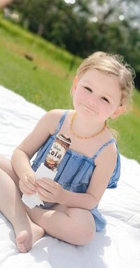 Eleana a rejoint le concours — aidez-le/la à gagner de superbes lots ! baby, blond, child, grass, joy, leg, leisure, person, play, recreation, sitting, toddler, vacation