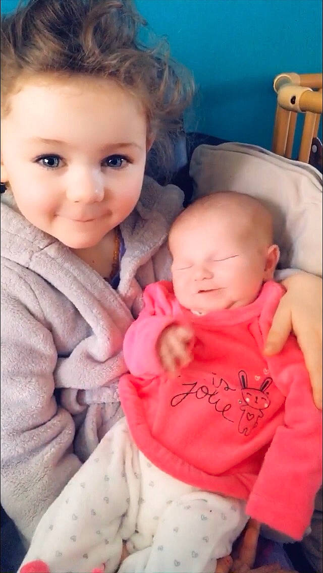 Eleana a rejoint le concours — aidez-le/la à gagner de superbes lots ! baby, cheek, child, face, lip, nose, person, pink, sibling, skin, smile, toddler