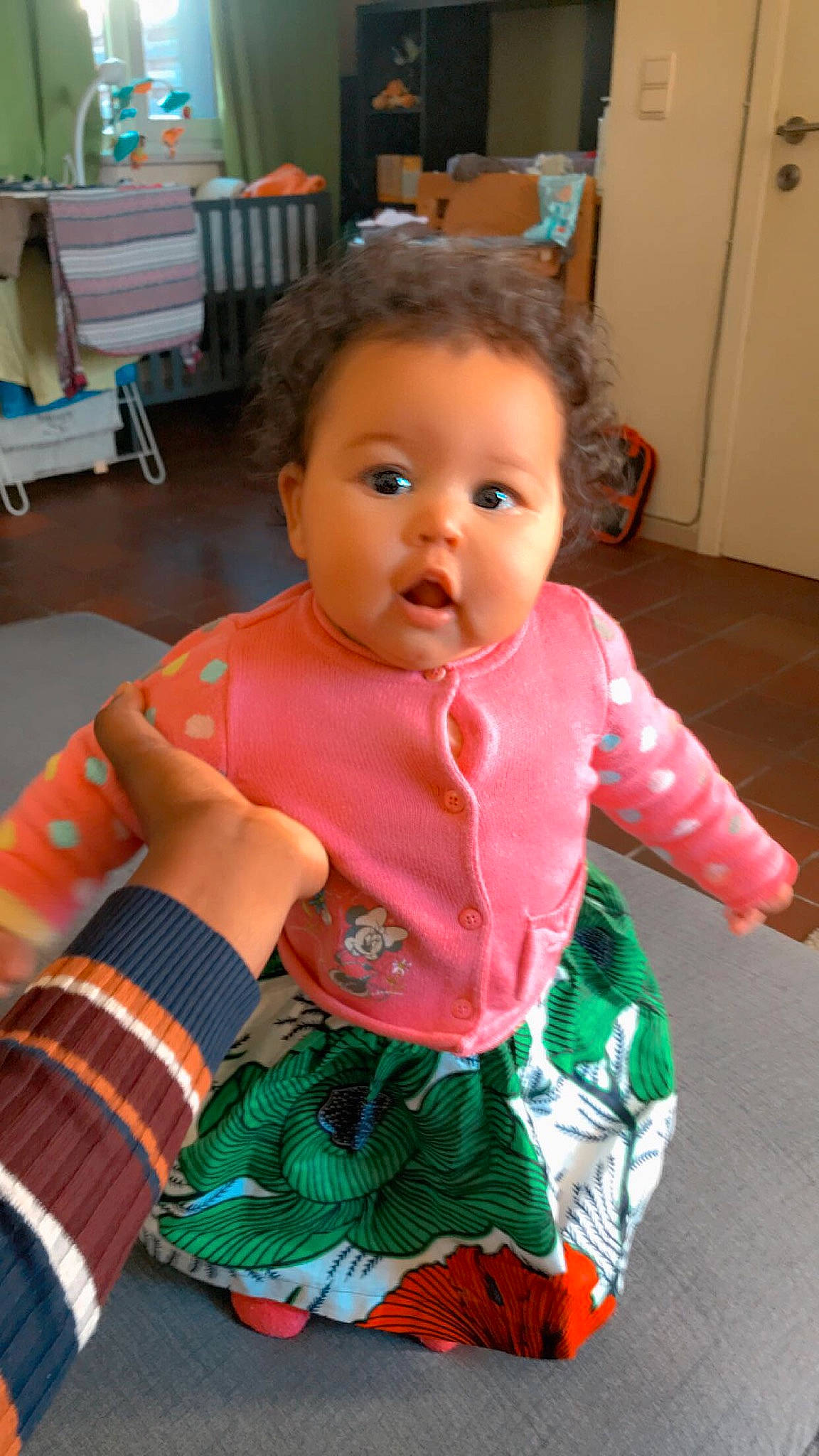 Kyra participe au concours pour gagner de l'argent avec cette photo : baby, baby_toddler_clothing, cabinetry, chair, cheek, eye, face, finger, flooring, fun, green, hair, head, iris, nose, person, skin, sleeve, standing, surprise