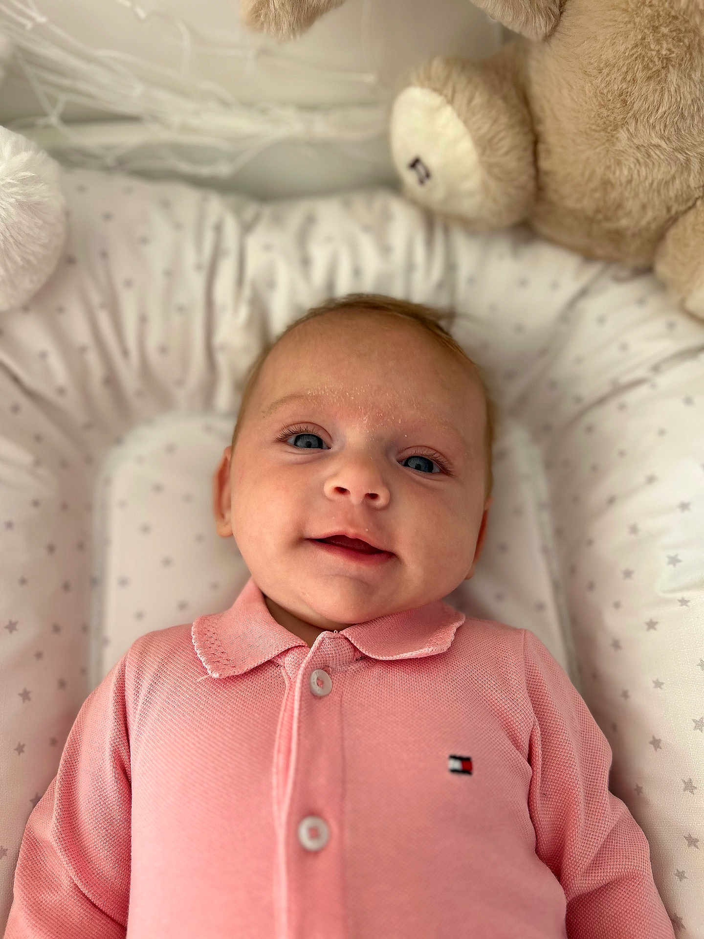 Emy participe au concours pour gagner de l'argent avec cette photo : baby, buttoned_shirt, child, closeup, cozy, cushion, cute, face, happy, indoors, infant, lying_down, person, pink_shirt, plush_toy, portrait, smile, soft_texture, star_pattern, teddy_bear