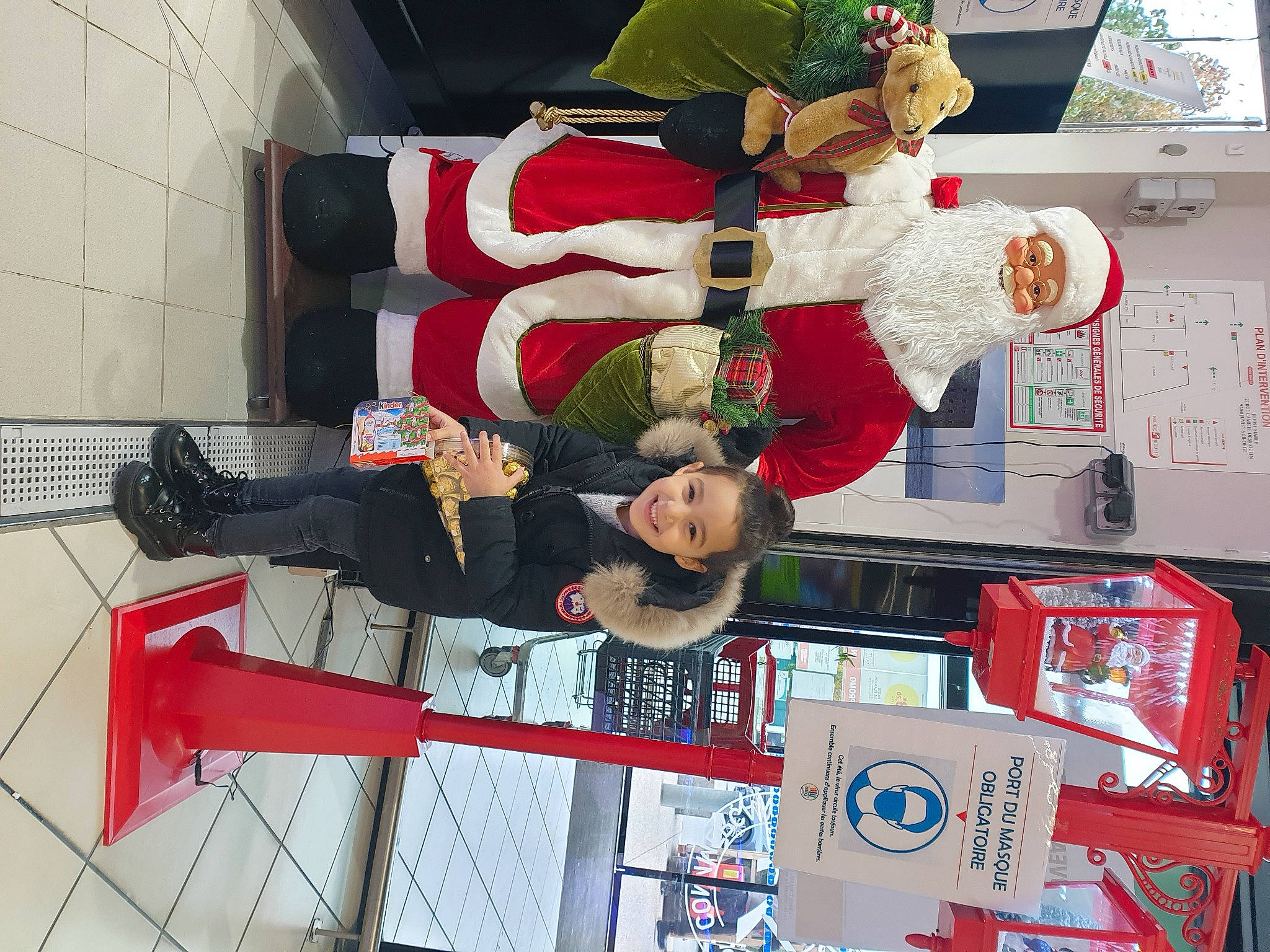 Aya participe au concours pour gagner de l'argent avec cette photo : carmine, event, fictional_character, fun, holiday, joy, person, red, room, smile, sports_uniform, tree, white