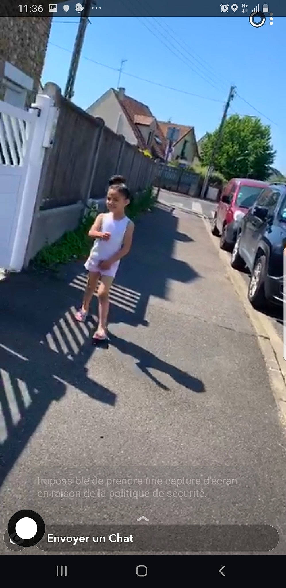 Aya participe au concours pour gagner de l'argent avec cette photo : asphalt, automotive_exterior, car, child, city, leisure, motor_vehicle, pedestrian, person, recreation, road, road_surface, shorts, sidewalk, sky, street, t_shirt, tire, toddler, vehicle_door