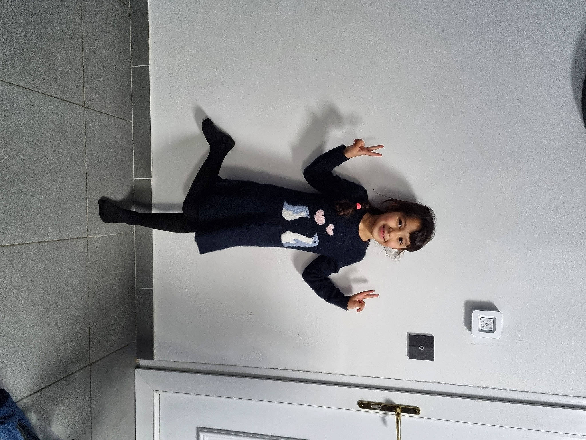 Aya a rejoint le concours — aidez-le/la à gagner de superbes lots ! balance, composite_material, font, fun, gesture, happy, joy, person, recreation, t_shirt, walking_shoe