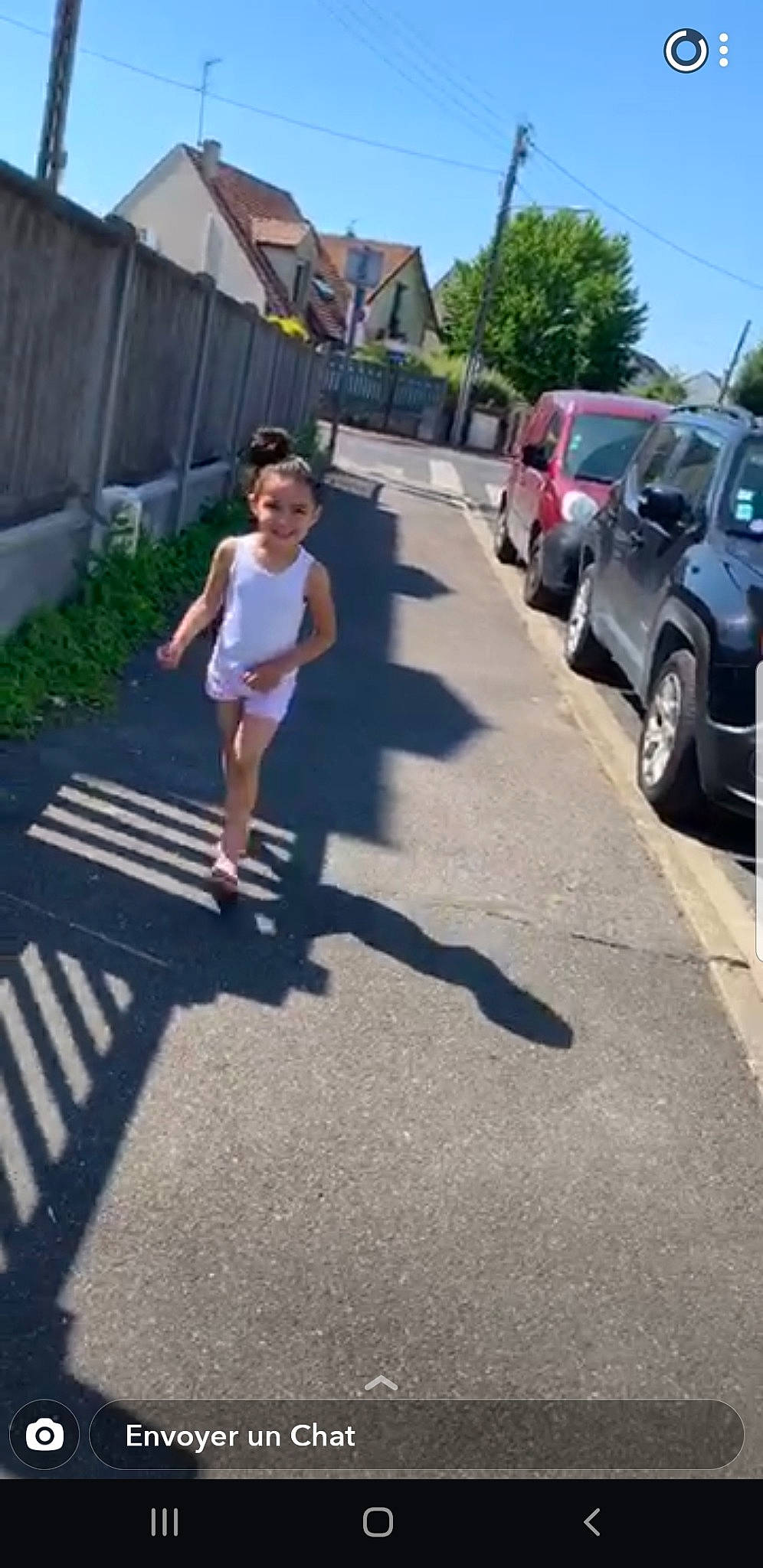 Aya a rejoint le concours — aidez-le/la à gagner de superbes lots ! asphalt, automotive_exterior, car, city, joy, land_vehicle, leg, leisure, motor_vehicle, person, plant, recreation, road, road_surface, shorts, sidewalk, sky, tire, toddler, tree