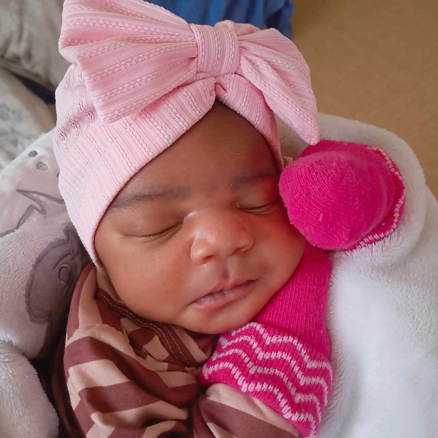 Técla-Simone a rejoint le concours — aidez-le/la à gagner de superbes lots ! adorable, apparel, baby, blanket, child, closeup, cozy, cute, face, indoor, infant, mittens, newborn, peaceful, pink_headwrap, portrait, resting, sleeping, soft, wrapped