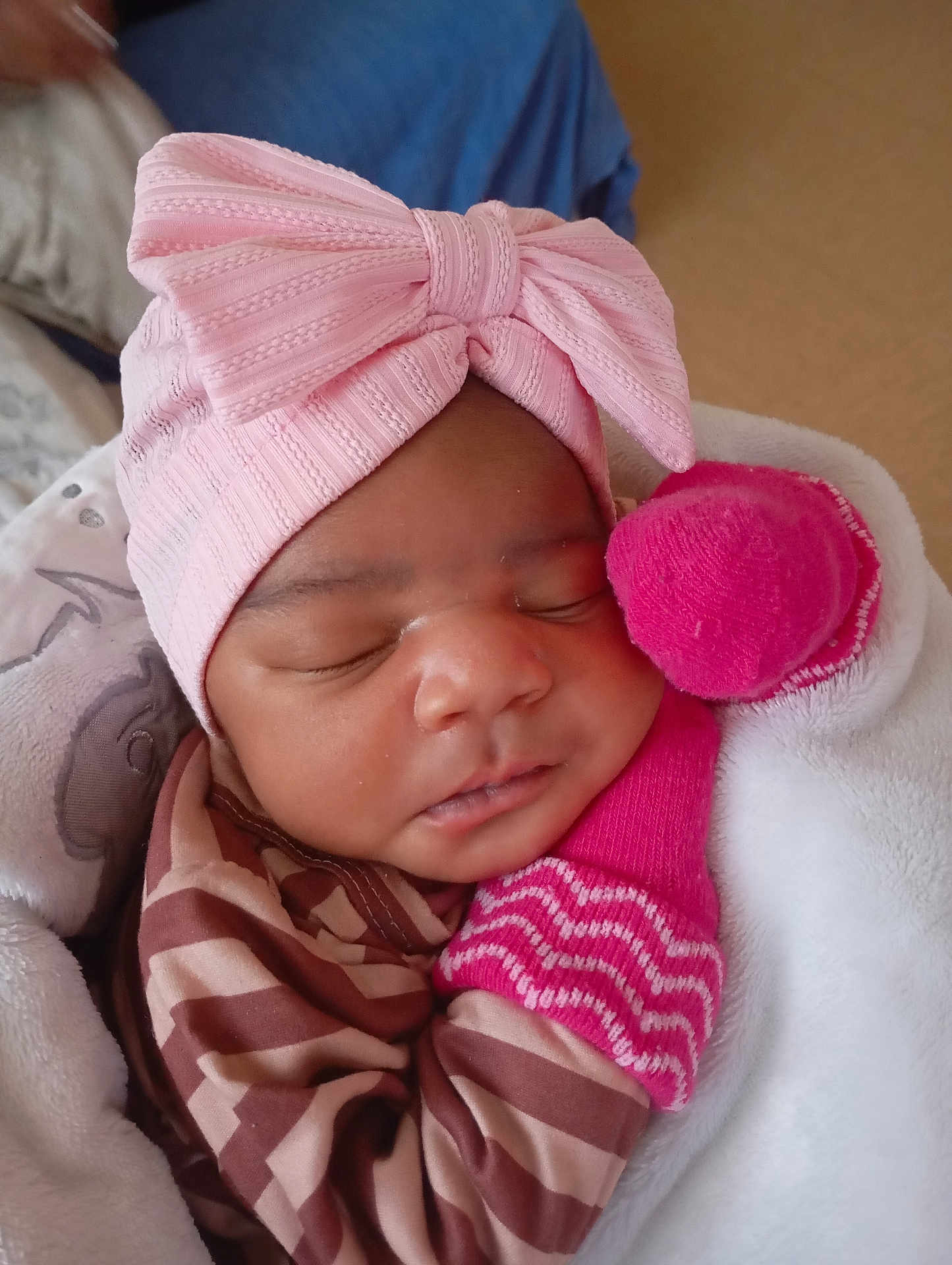 Técla-Simone a rejoint le concours — aidez-le/la à gagner de superbes lots ! adorable, apparel, baby, blanket, child, closeup, cozy, cute, face, indoor, infant, mittens, newborn, peaceful, pink_headwrap, portrait, resting, sleeping, soft, wrapped