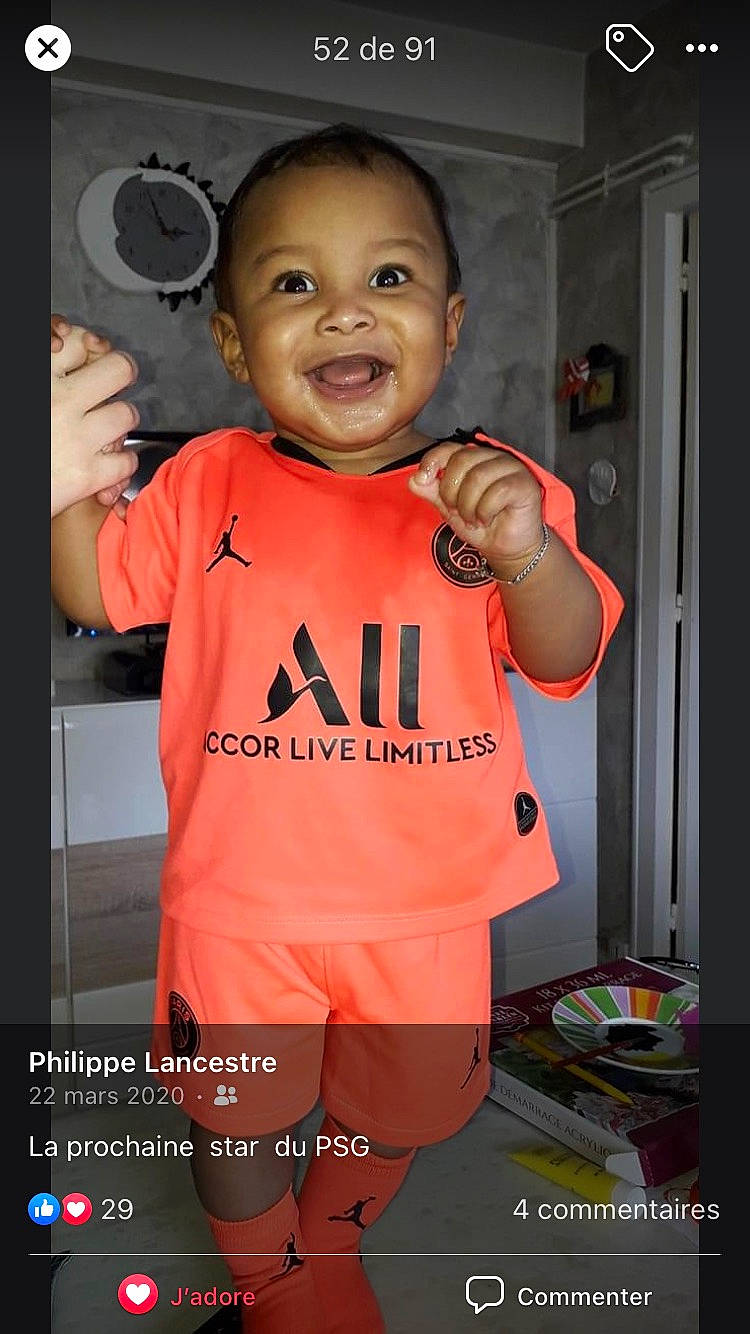 Ayden participe au concours pour gagner de l'argent avec cette photo : baby, child, cool, fashion_design, finger, font, fun, gesture, happy, joy, logo, person, personal_protective_equipment, room, sleeve, smile, sportswear, standing, t_shirt, thumb
