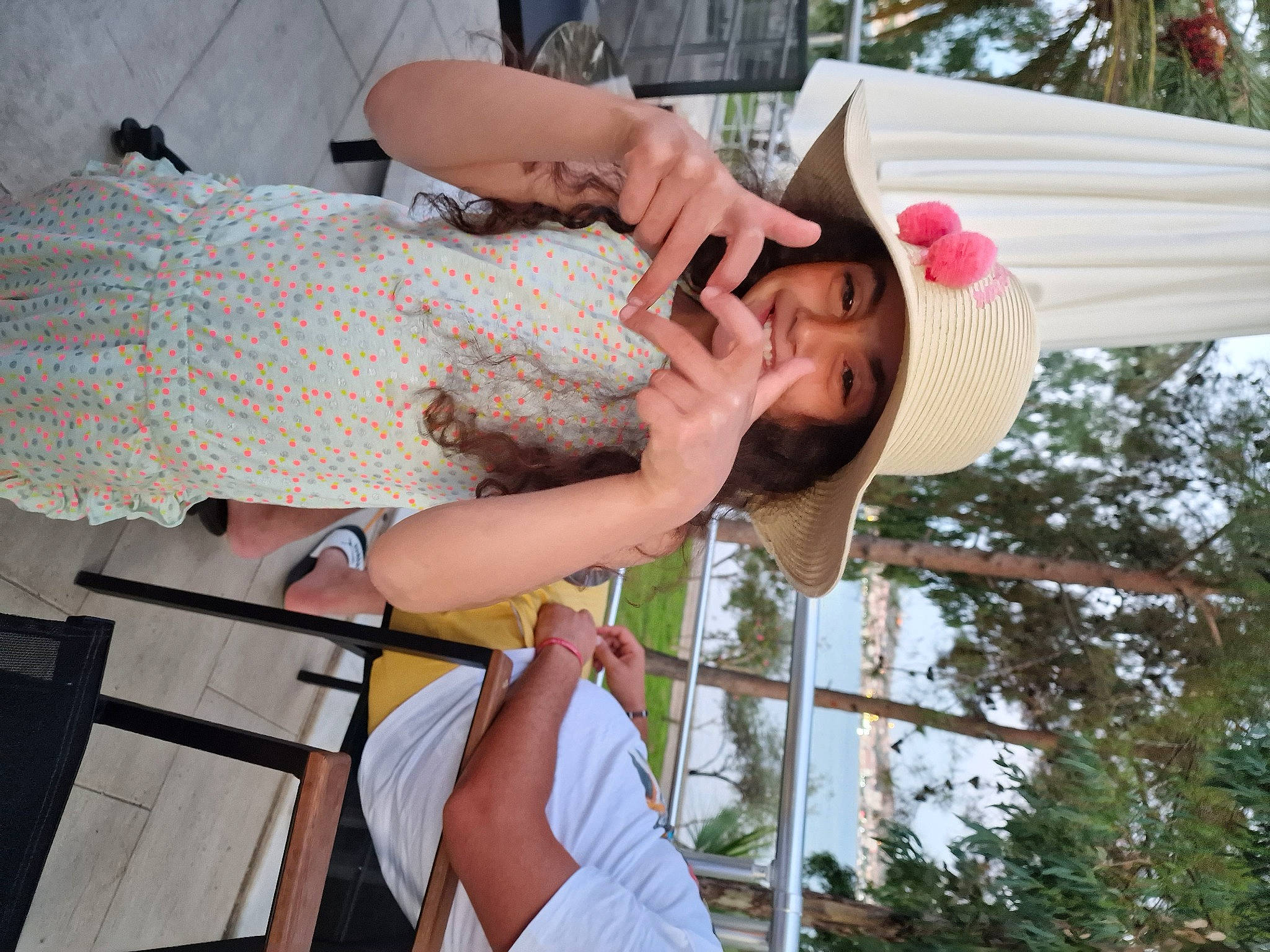 Nisa G. participe au concours pour gagner de l'argent avec cette photo : elbow, finger, flesh, fun, gesture, hand, happy, headwear, human_leg, leisure, nail, pattern, person, plant, pole, thumb, tree, vacation, white, wrist