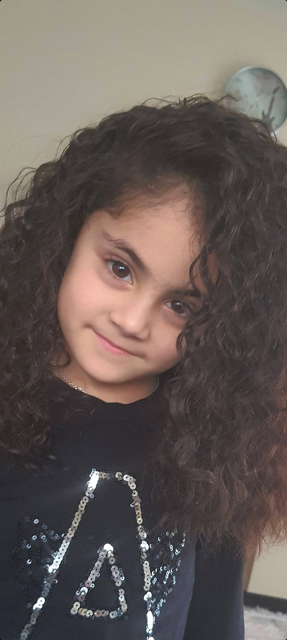 Nisa G. participe au concours pour gagner de l'argent avec cette photo : beauty, black, black_hair, cheek, chin, eyebrow, eyelash, flash_photography, forehead, hair, happy, iris, joy, lip, long_hair, neck, nose, person, ringlet, skin