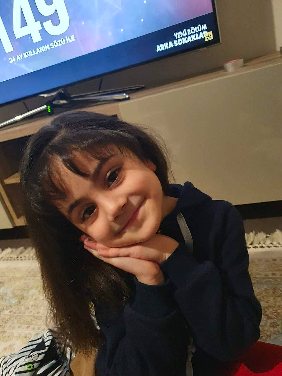 Nisa G. participe au concours pour gagner de l'argent avec cette photo : audio_equipment, child, display_device, flash_photography, flat_panel_display, fun, gadget, gesture, happy, home_appliance, joy, led_backlit_lcd_display, leisure, multimedia, output_device, person, recreation, room, sitting, smile