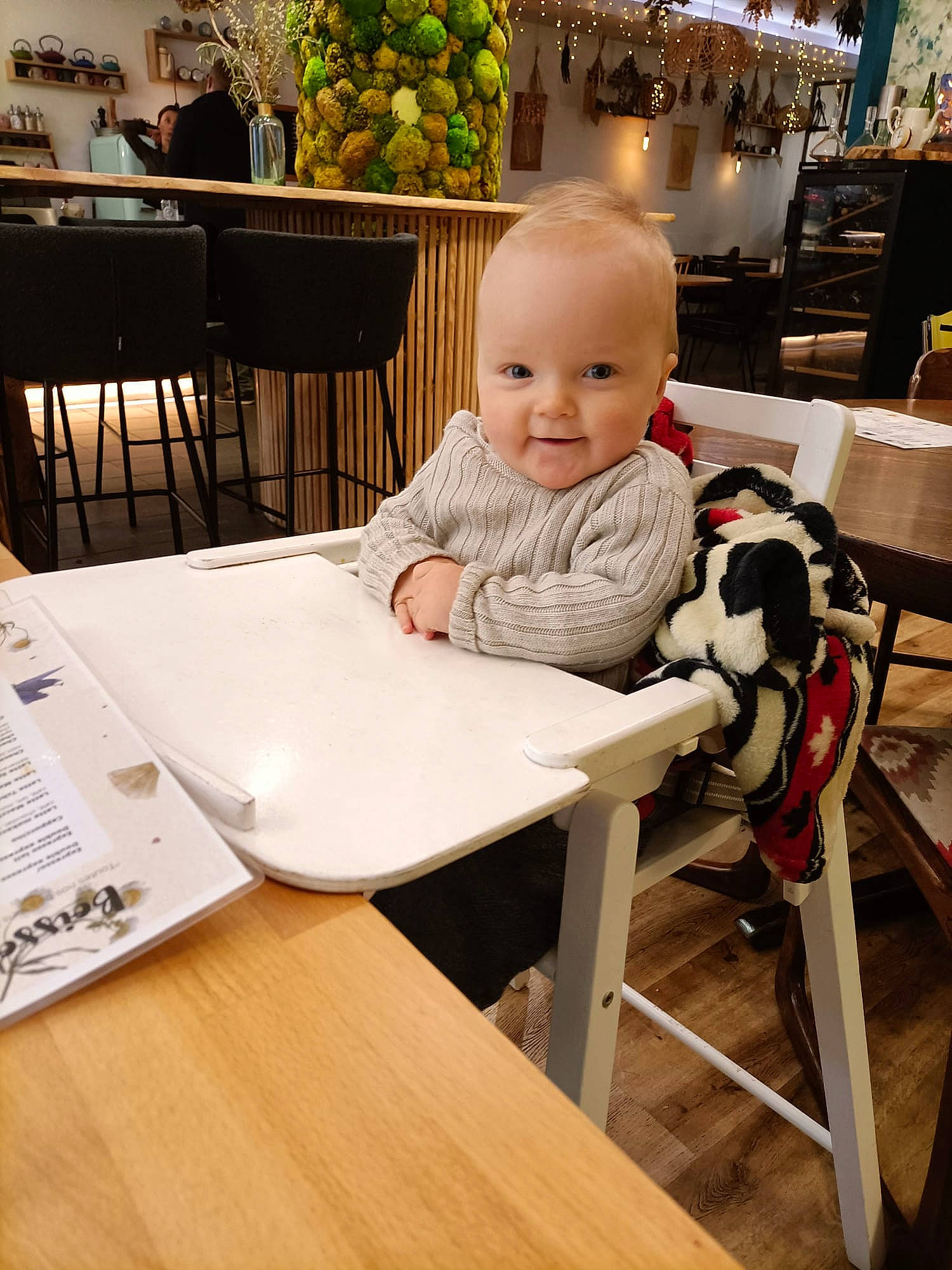 Gabin a rejoint le concours — aidez-le/la à gagner de superbes lots ! baby, baby_toddler_clothing, chair, child, comfort, event, flooring, fun, furniture, hardwood, houseplant, joy, leisure, person, plant, room, sitting, smile, table, toddler