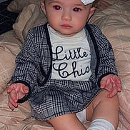 Alma participe au concours pour gagner de l'argent avec cette photo : baby, child, bow, headband, clothing, socks, bed, blanket, person, indoor, cute, fashion, infant, portrait, sitting, face, red_eyes, hand, adult, cozy