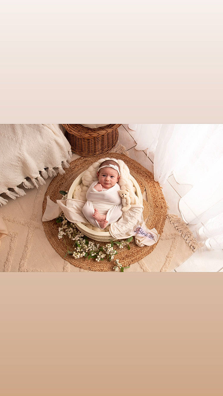 Nélïa a rejoint le concours — aidez-le/la à gagner de superbes lots ! baby, ceiling, circle, comfort, cut_flowers, floral_design, flower, flower_arranging, font, headwear, illustration, linens, peach, person, petal, room, rose, smile, still_life_photography, stock_photography