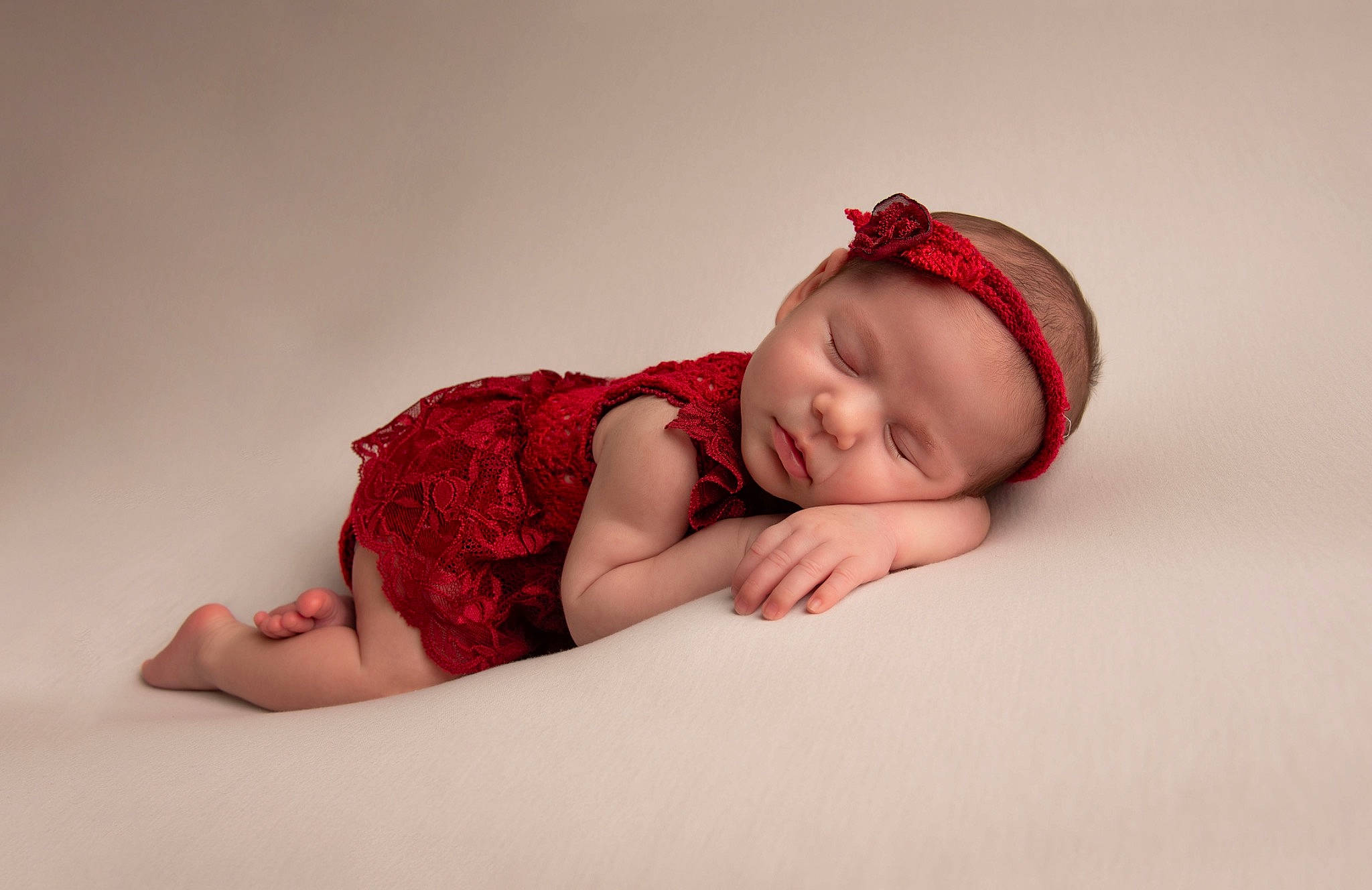 Nélïa a rejoint le concours — aidez-le/la à gagner de superbes lots ! baby, baby_toddler_clothing, carmine, child, comfort, eye, face, fashion_accessory, flash_photography, flooring, head, headwear, magenta, pattern, person, photo_shoot, portrait_photography, sitting, skin, sleeve