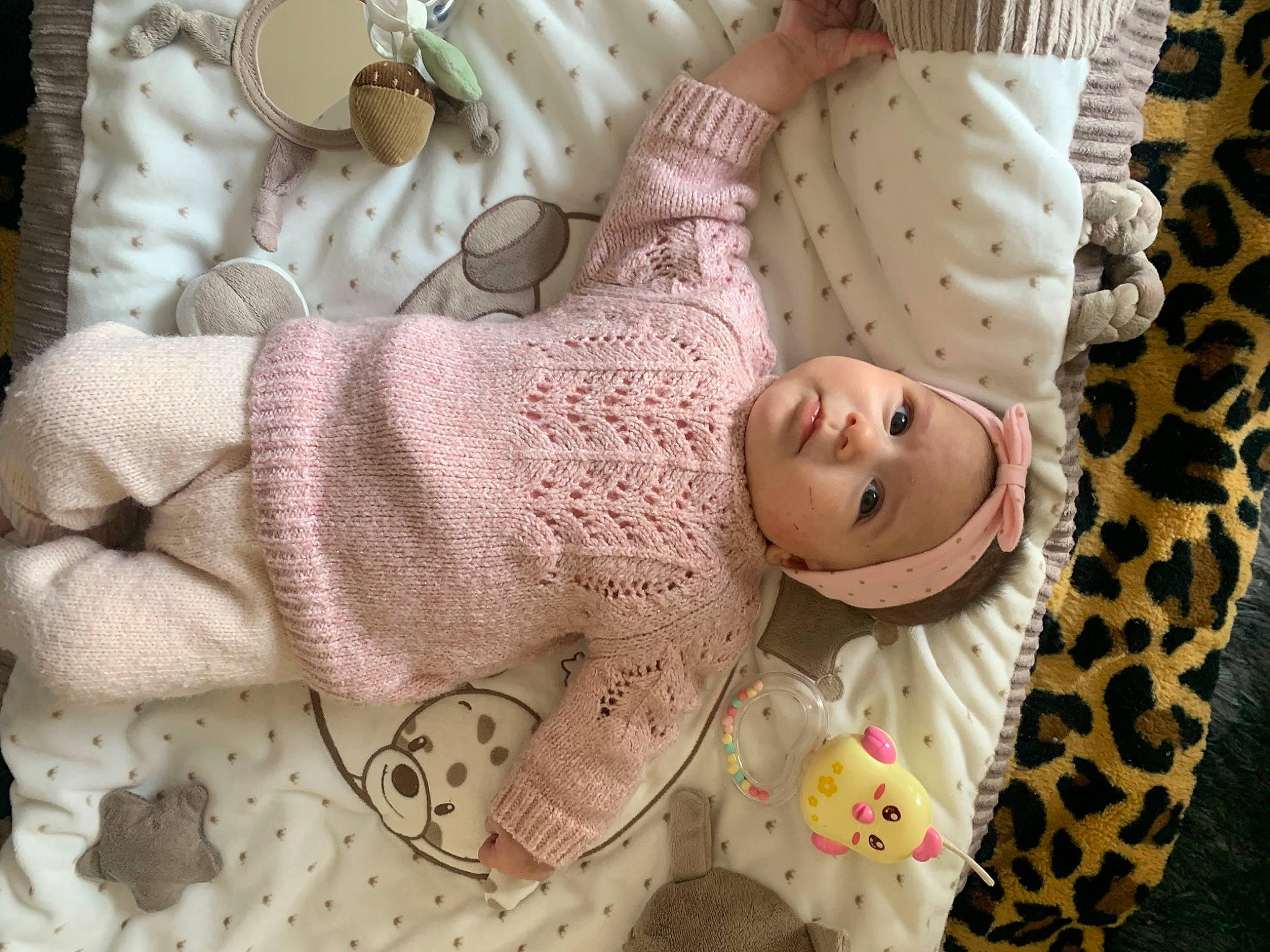 Nélïa participe au concours pour gagner de l'argent avec cette photo : arm, baby, baby_products, baby_sleeping, baby_toddler_clothing, bedding, child, comfort, creative_arts, headwear, linens, pattern, peach, person, pink, room, skin, sleeve, textile, white