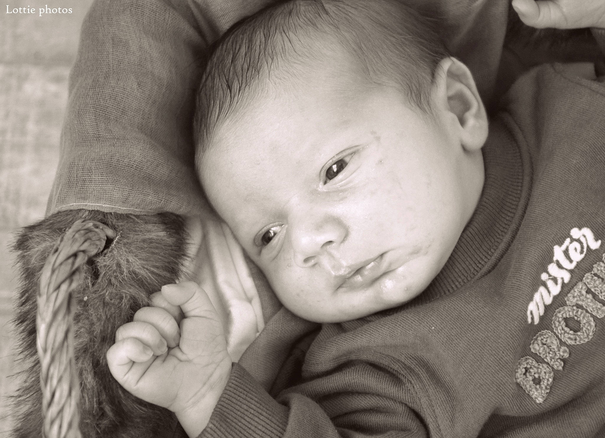 Josh participe au concours pour gagner de l'argent avec cette photo : baby, black_and_white, cheek, child, comfort, ear, eye, facial_expression, finger, gesture, grey, hairstyle, hand, happy, human_body, iris, monochrome_photography, nose, person, skin