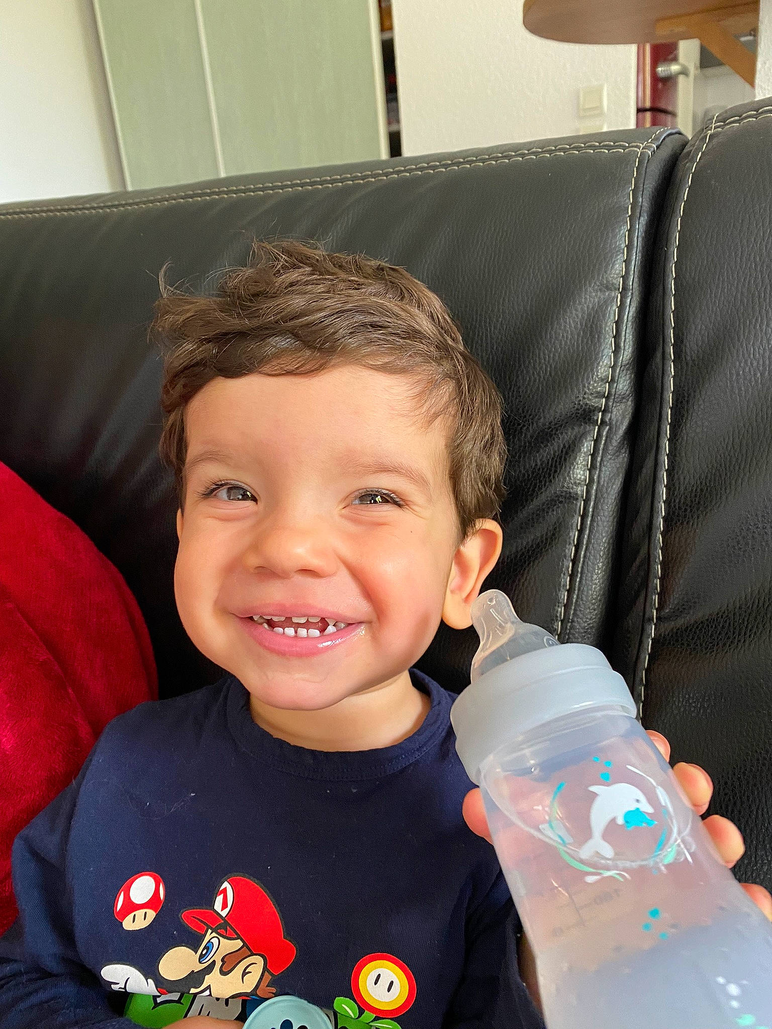 Thelio a rejoint le concours — aidez-le/la à gagner de superbes lots ! baby, baby_bottle, baby_products, baby_toddler_clothing, cheek, child, comfort, drinkware, electric_blue, fun, happy, joy, mouth, person, plastic_bottle, sitting, skin, sleeve, smile, t_shirt