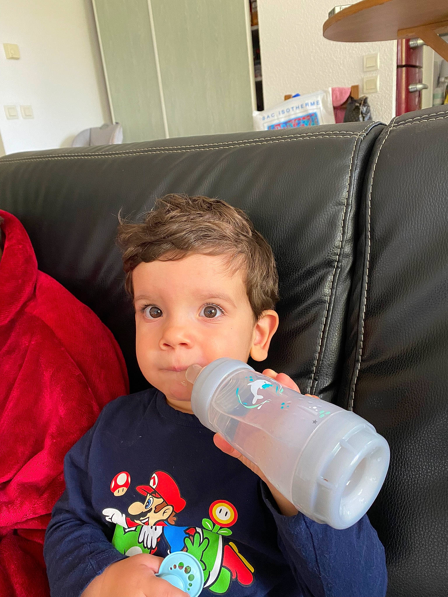 Thelio a rejoint le concours — aidez-le/la à gagner de superbes lots ! baby, baby_bottle, baby_products, baby_toddler_clothing, child, comfort, couch, drink, drinking, drinkware, fun, happy, person, plastic_bottle, play, room, sitting, sleeve, t_shirt, throw_pillow