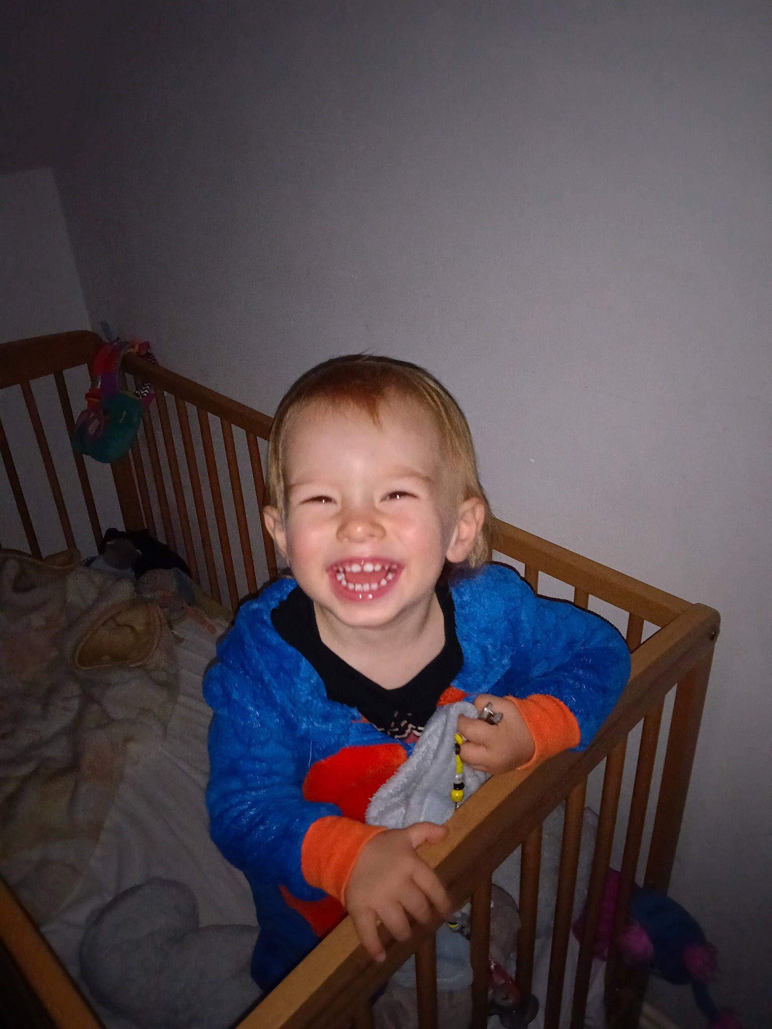 Baël a rejoint le concours — aidez-le/la à gagner de superbes lots ! baby, baby_laughing, baby_toddler_clothing, chair, cheek, child, comfort, electric_blue, finger, flooring, fun, furniture, happy, hardwood, iris, joy, person, sitting, sleeve, smile