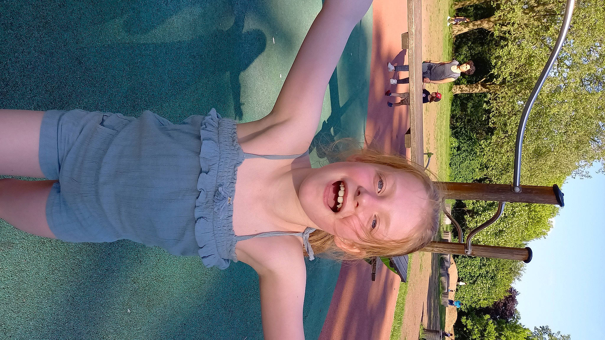 Madeline a rejoint le concours — aidez-le/la à gagner de superbes lots ! arm, facial_expression, grass, happy, human_body, jeans, joint, leisure, muscle, organ, people_in_nature, person, plant, sky, smile, summer, thigh, tree, waist, water