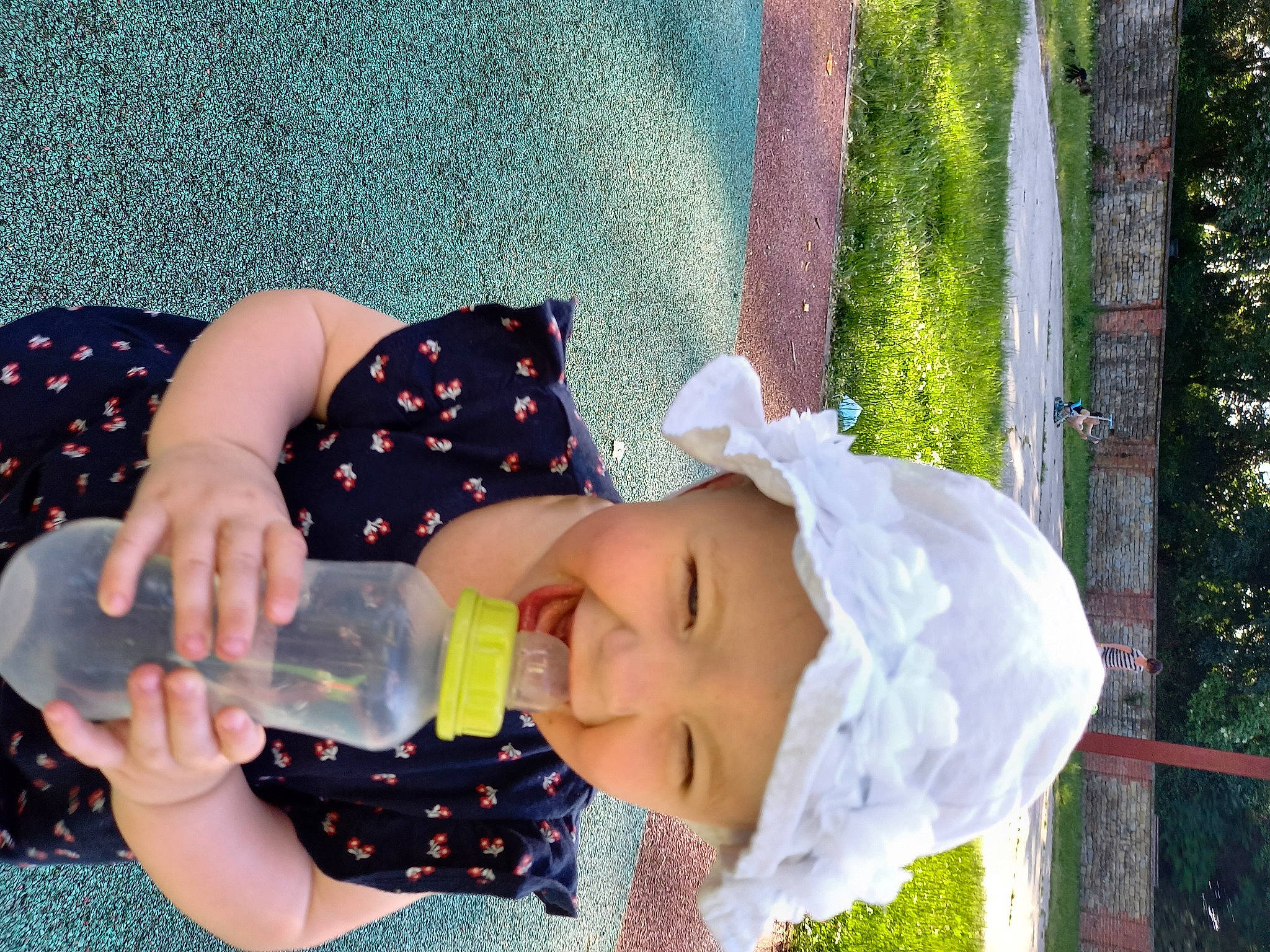 Melina participe au concours pour gagner de l'argent avec cette photo : baby, baby_toddler_clothing, bottle, drinkware, finger, gesture, grass, hand, happy, headgear, headwear, leaf, nail, people, person, photograph, pink, plastic_bottle, summer, textile