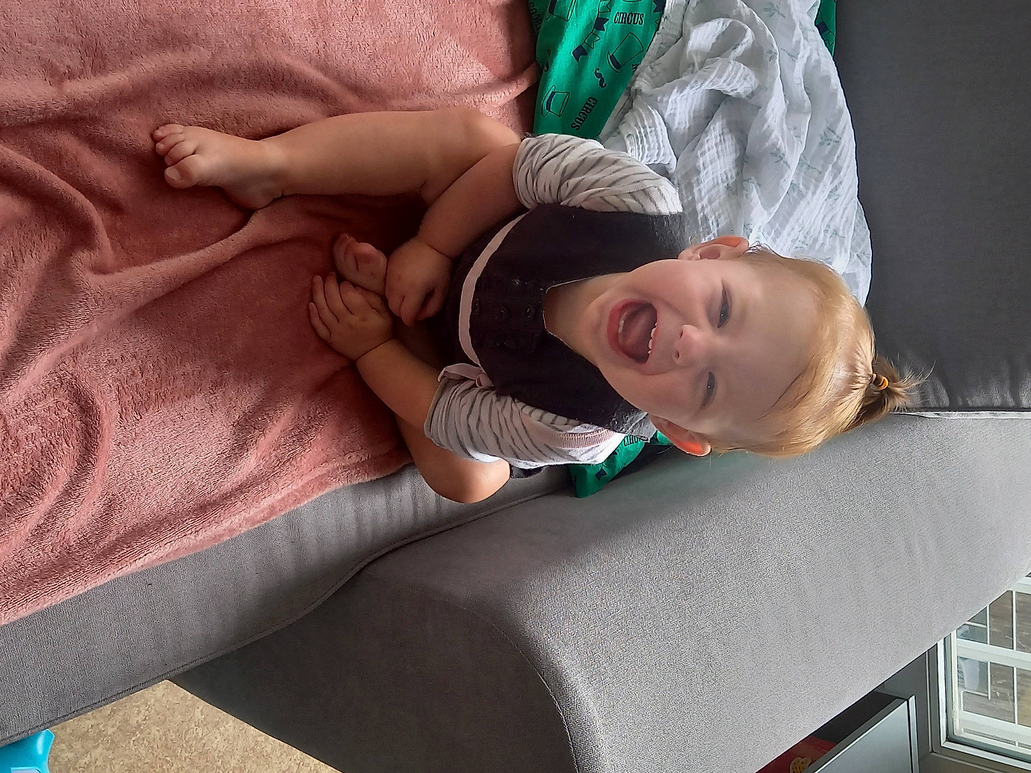 Melina a rejoint le concours — aidez-le/la à gagner de superbes lots ! baby, child, comfort, couch, elbow, glasses, happy, human_leg, knee, lap, leg, leisure, linens, pattern, person, sitting, smile, sock, thigh, toddler