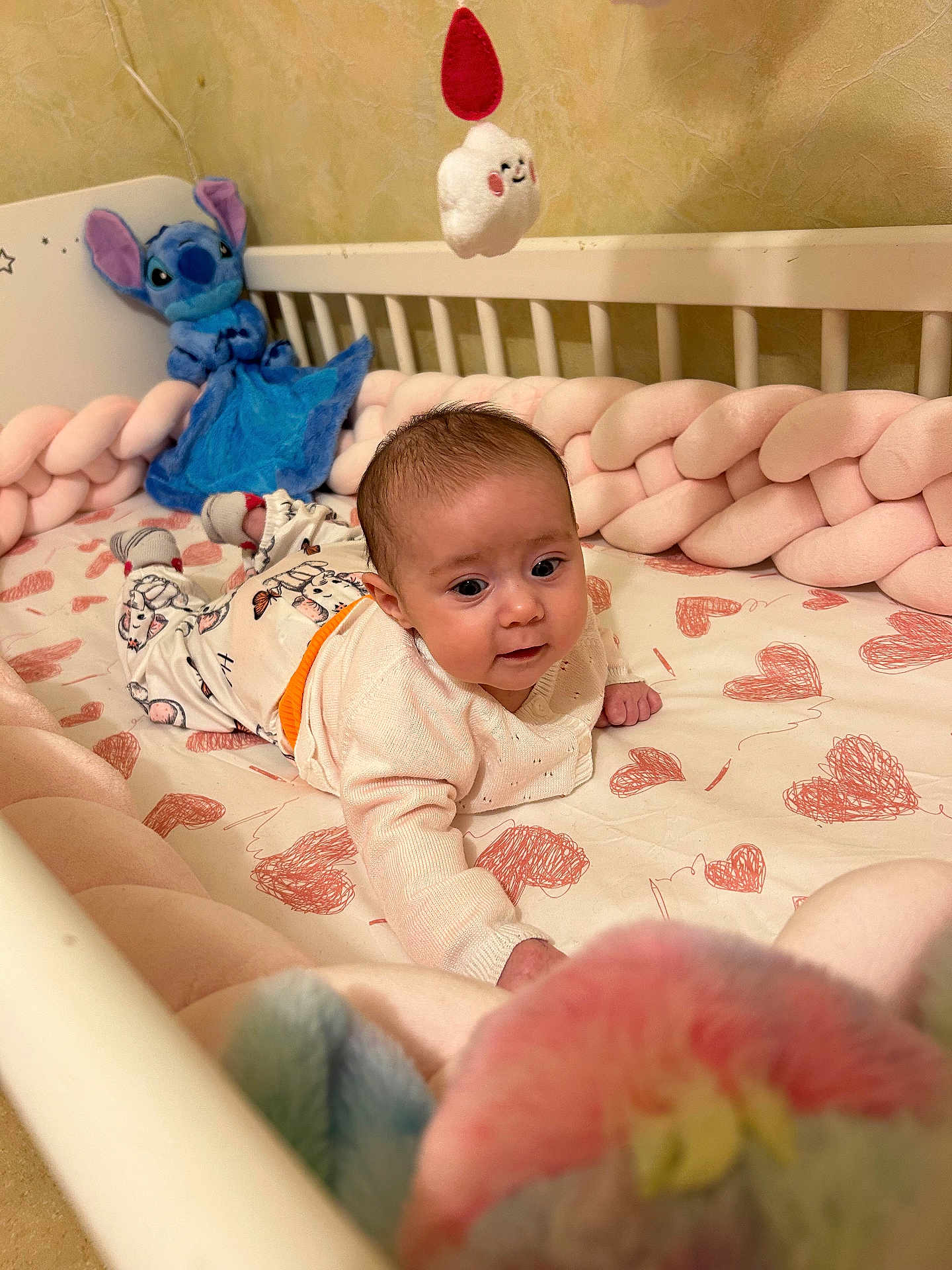 Télyana a rejoint le concours — aidez-le/la à gagner de superbes lots ! baby, crib, plush_toy, braided_bumper, heart_pattern, tummy_time, soft_toys, infant, sleeping_area, baby_clothing, cute, indoor, child, smiling_mobile, pink, white_crib, cozy, playful, decor, nursery