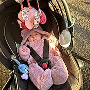 Télyana participe au concours pour gagner de l'argent avec cette photo : animal_ears, baby, baby_clothing, car_seat, child, cute, daylight, expression, hooded_onesie, infant, outdoor, pink_onesie, plush_toy, safety_harness, seatbelt, soft_toy, stroller, sunlight, toy, walking_path