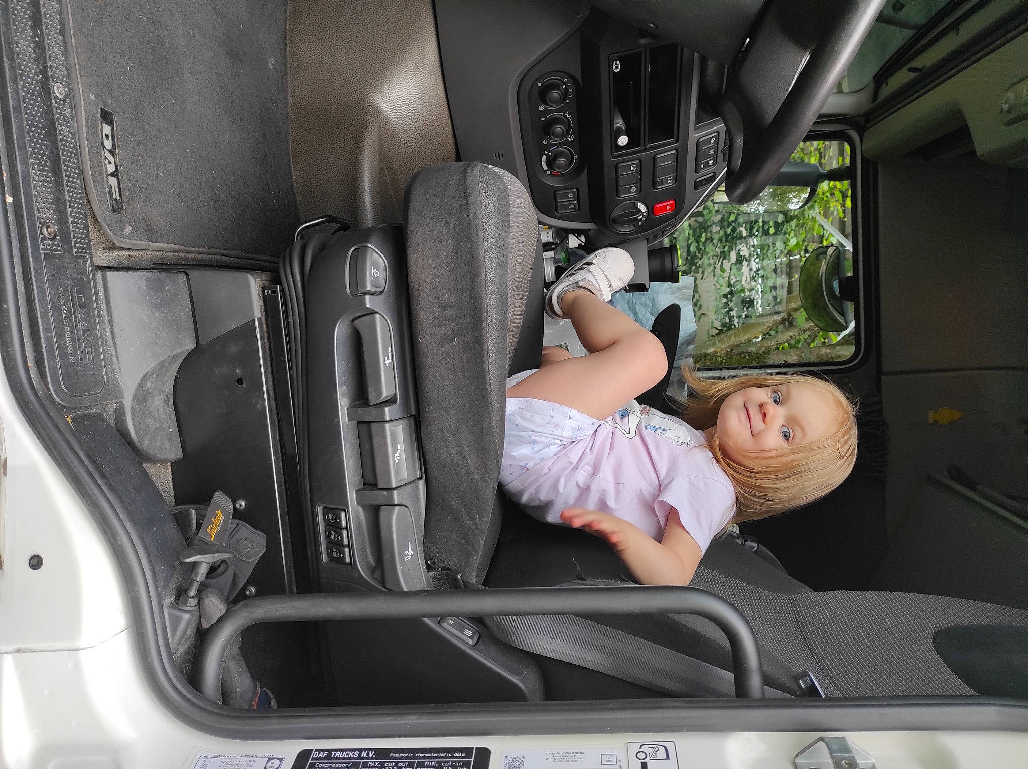 Lïa participe au concours pour gagner de l'argent avec cette photo : airline, auto_part, automotive_design, automotive_exterior, car_seat, car_seat_cover, comfort, family_car, gear_shift, head_restraint, joy, luxury_vehicle, mode_of_transport, motor_vehicle, passenger, person, personal_luxury_car, plant, public_transport, toddler