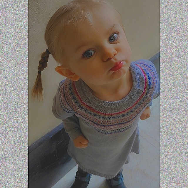 Lïa participe au concours pour gagner de l'argent avec cette photo : baby, baby_products, baby_toddler_clothing, cheek, child, eyebrow, eyelash, flooring, hair, human_body, iris, lip, nose, pattern, product, skin, sleeve, t_shirt, toddler, wood