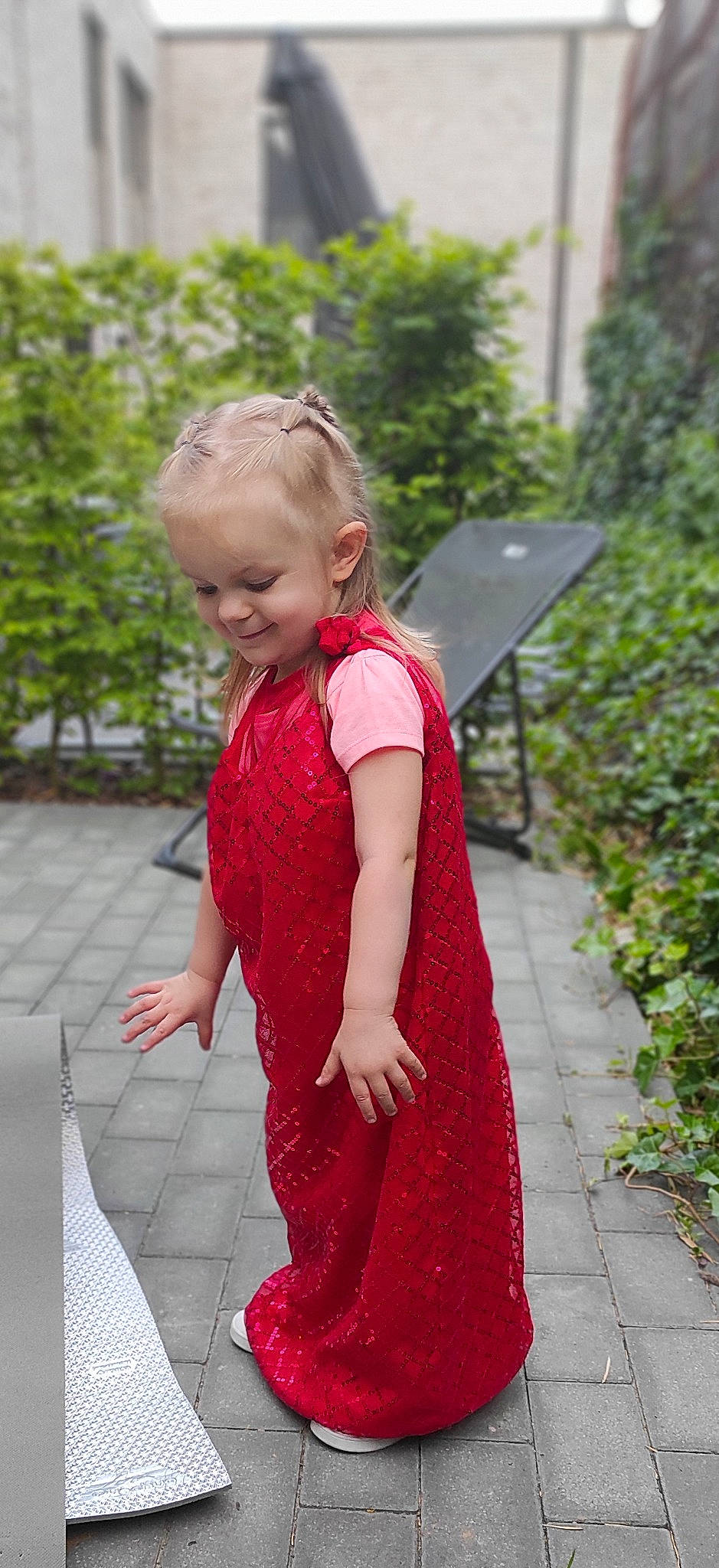 Lïa participe au concours pour gagner de l'argent avec cette photo : baby_toddler_clothing, clothing, dress, face, grass, hair, happy, head, joy, leaf, leisure, one_piece_garment, people_in_nature, person, pink, plant, sleeve, smile, standing, toddler