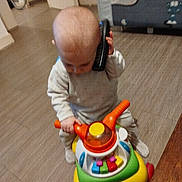 Louve a rejoint le concours — aidez-le/la à gagner de superbes lots ! baby, car_toy, child, clothing, colorful, crawling, curious, floor, furniture, head, indoor, infant, multitasking, person, phone, play, remote_control, room, toy, wood_floor