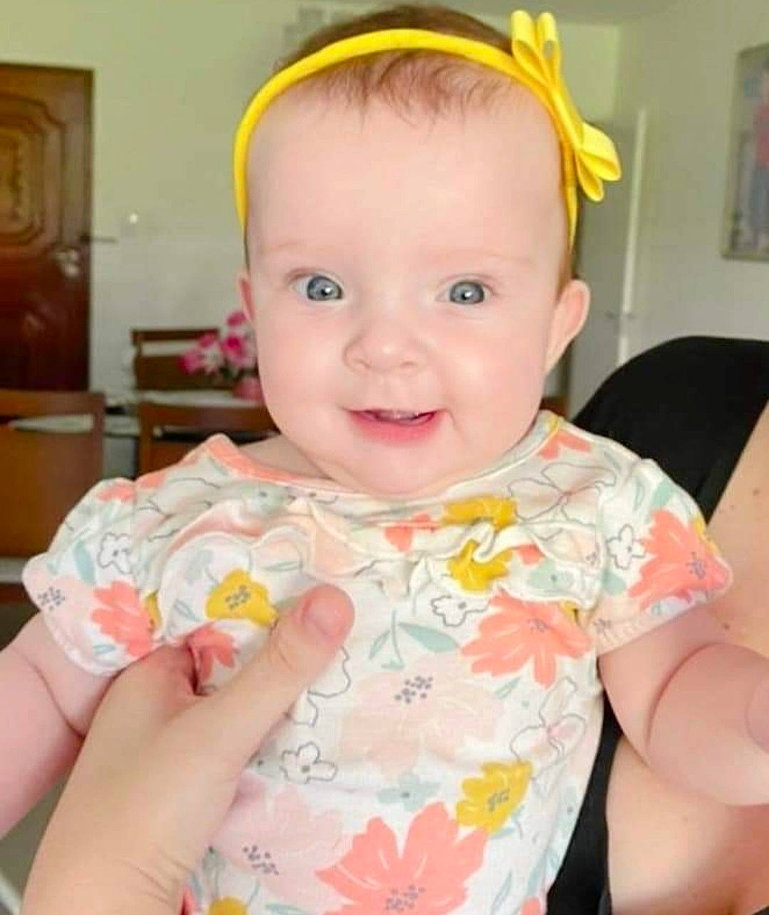 Maya a rejoint le concours — aidez-le/la à gagner de superbes lots ! baby, baby_toddler_clothing, cheek, child, dress, ear, eye, eyebrow, eyelash, happy, iris, joy, lip, nose, person, picture_frame, pink, skin, sleeve, smile