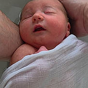 Lilyana a rejoint le concours — aidez-le/la à gagner de superbes lots ! newborn, baby, sleeping, infant, wrapped, blanket, arm, skin, human, peaceful, resting, closeup, portrait, indoor, parental_care, tenderness, soft, baby_bath, comfort, human_hand