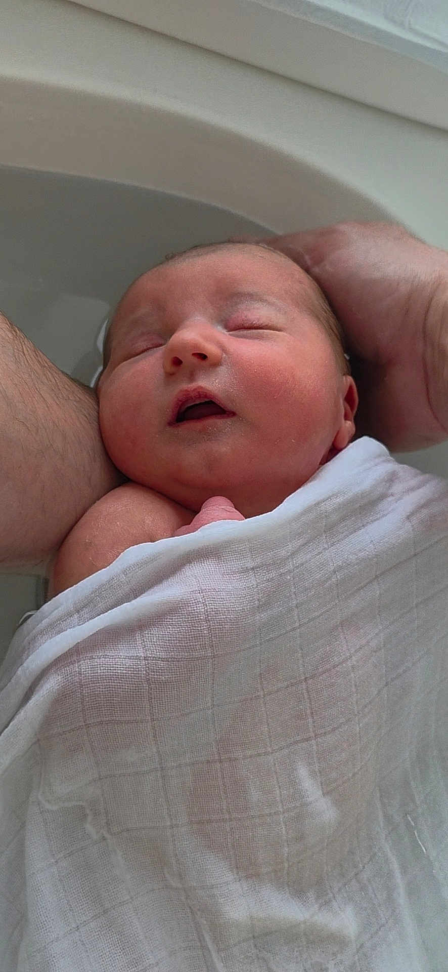 Lilyana a rejoint le concours — aidez-le/la à gagner de superbes lots ! newborn, baby, sleeping, infant, wrapped, blanket, arm, skin, human, peaceful, resting, closeup, portrait, indoor, parental_care, tenderness, soft, baby_bath, comfort, human_hand