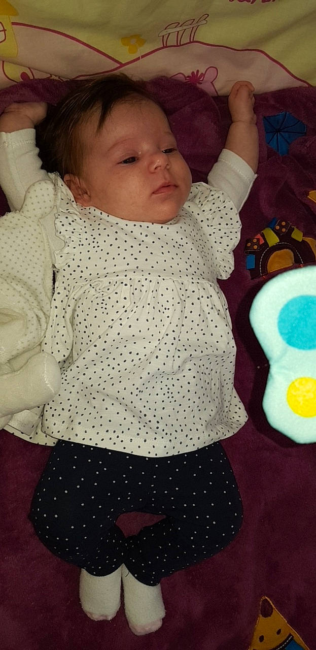 Zaïna a rejoint le concours — aidez-le/la à gagner de superbes lots ! baby, baby_toddler_clothing, cheek, child, design, pattern, person, polka_dot, skin, sleeve, textile, toddler, wool