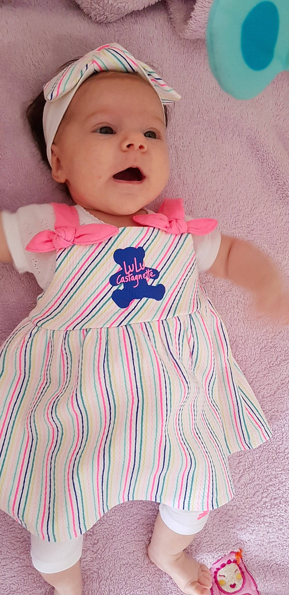 Zaïna participe au concours pour gagner de l'argent avec cette photo : baby, baby_products, baby_toddler_clothing, child, clothing, dress, hair_accessory, pattern, person, pink, product, sleeve, toddler