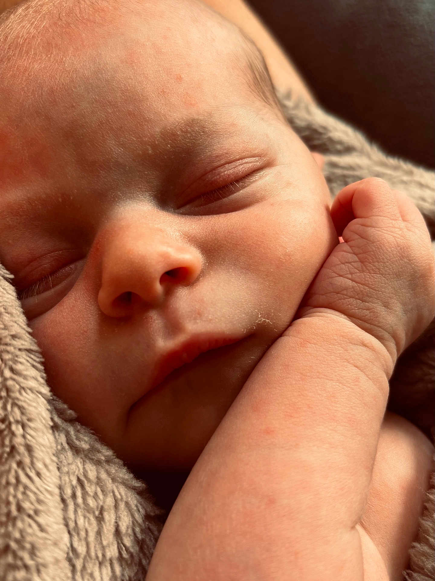 Gianna a rejoint le concours — aidez-le/la à gagner de superbes lots ! baby, newborn, sleeping, infant, close_up, face, cheek, nostrils, eyelids, hand, arm, blanket, soft_texture, cozy, peaceful, portrait, skin, wrinkles, adorable, nap